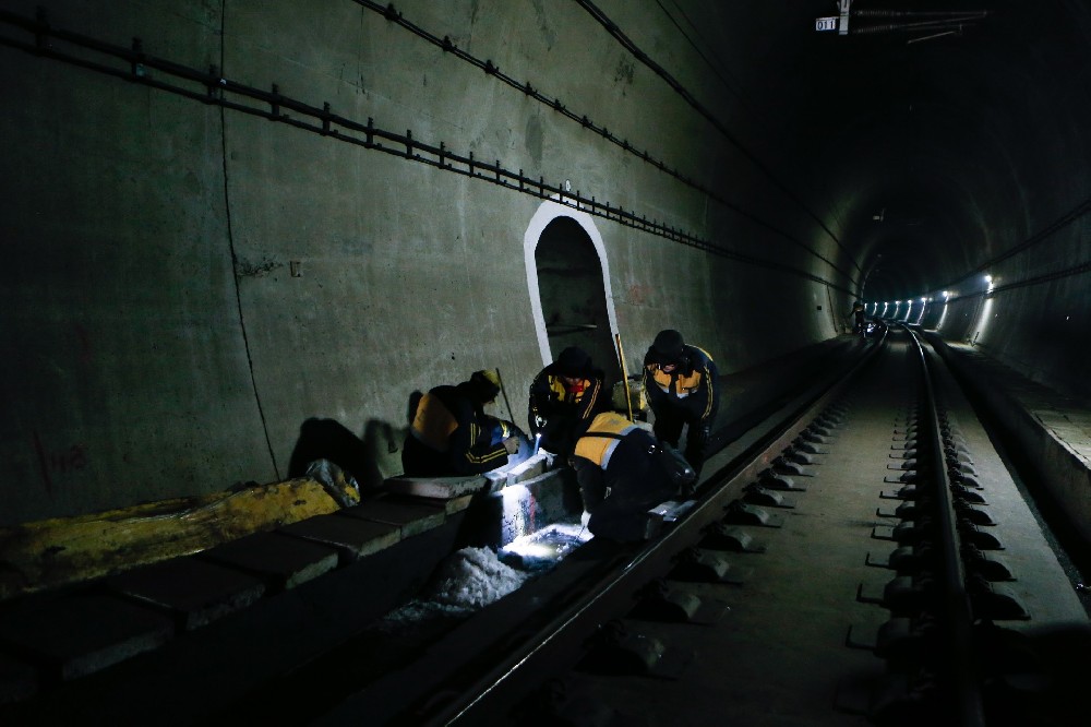 淇滨铁路运营隧道病害现状